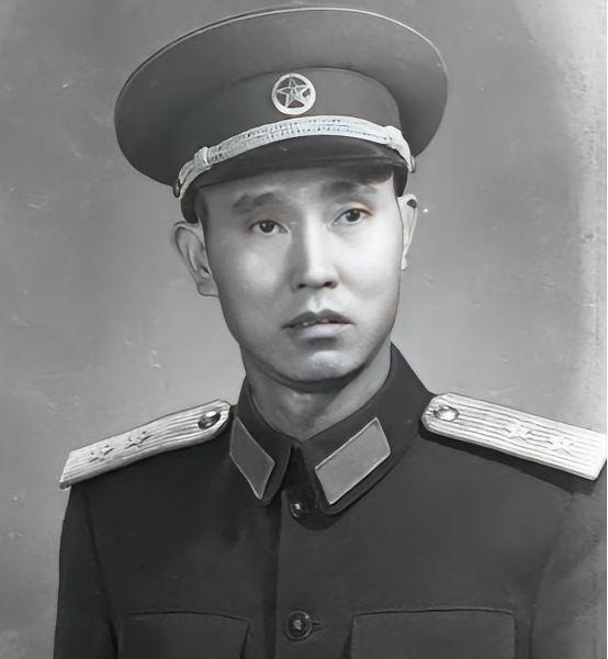 1947年，一名解放军师长，大腿根部受伤住院。

这时，一19岁女护士来到他的病