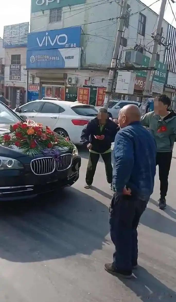 拦婚车要钱行为算不算抢劫打着讨喜的陋习招牌，明目张胆的拦截婚车要钱，不给就耍无赖