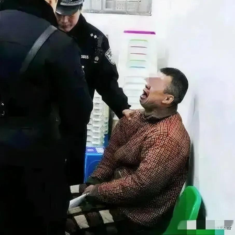 2017年，一名犯人被验明正身，押赴刑场前，留下的照片，镜头下的他，知道自己将面