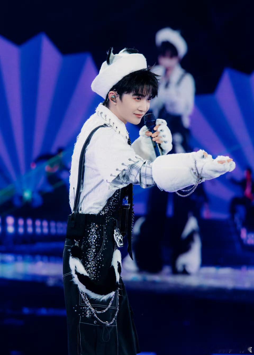 我知道你肯定会更好，会发光，会更明亮，这世界还有很多很多爱和美好想要给你，你是这