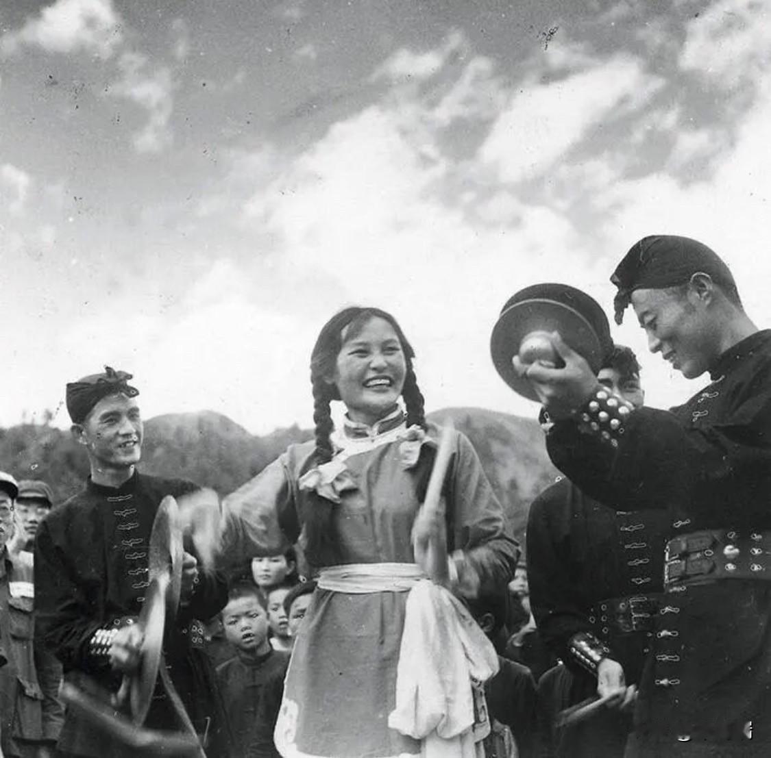这张照片拍摄于 1951年，当时，郑小瑛作为“中央少数民族访问团中南分团”的一员