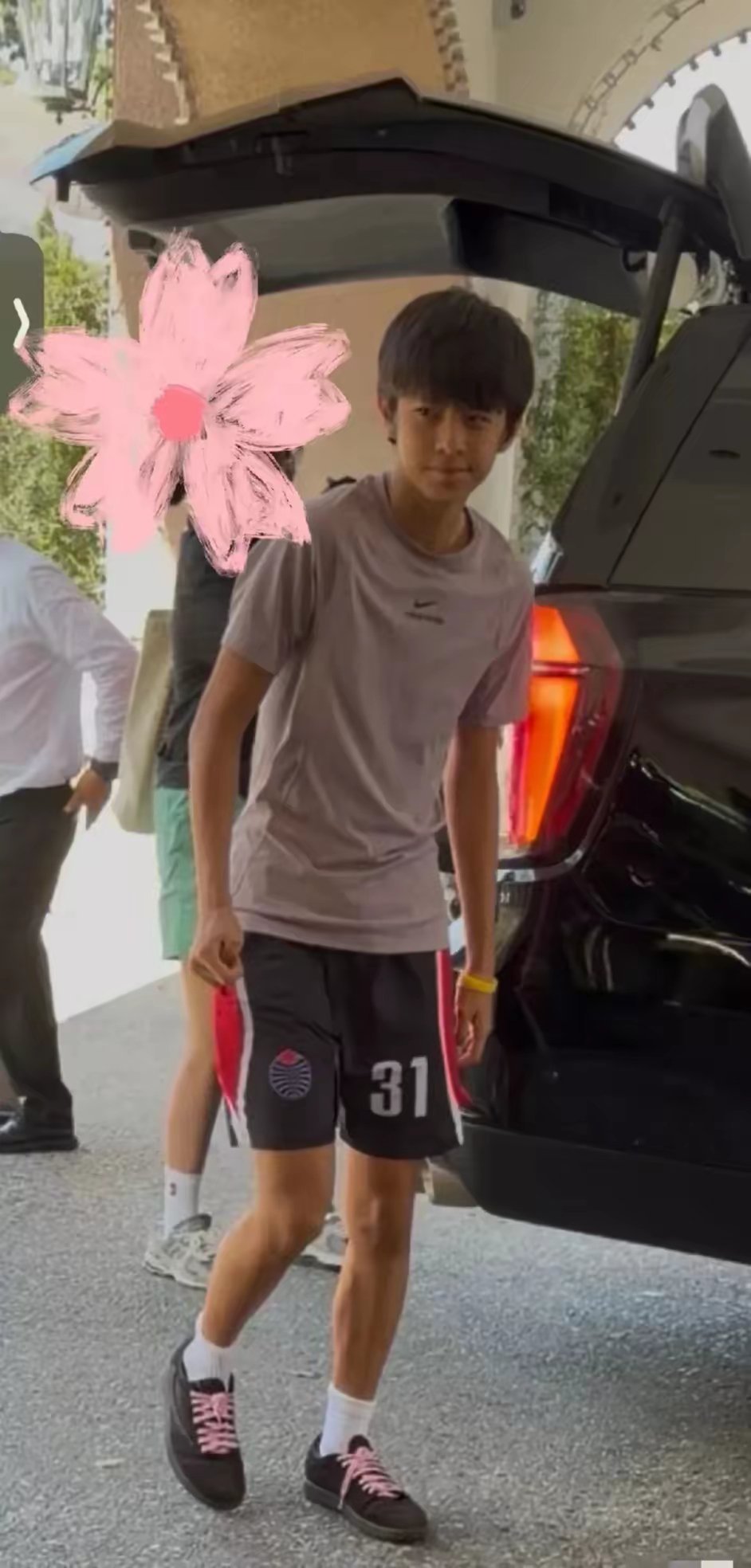 孙俪的儿子长的好高啊，看起来阳光帅气，继承了爸爸妈妈的优点，五官真的很漂亮啊大大