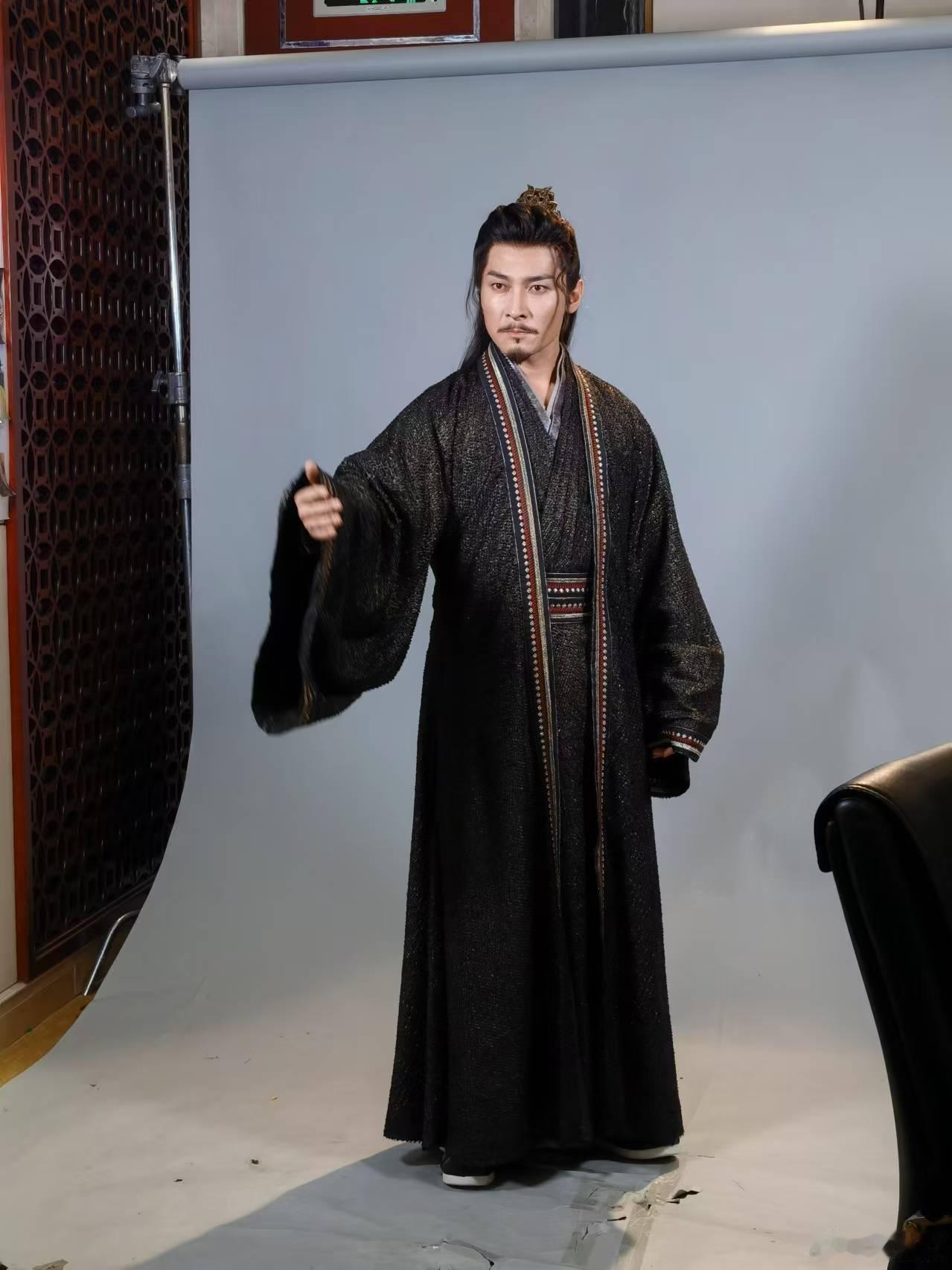 叔圈帅哥贺刚有自己的反派宇宙  看贺刚的表演，仿佛置身于他的反派宇宙中，陈平章的