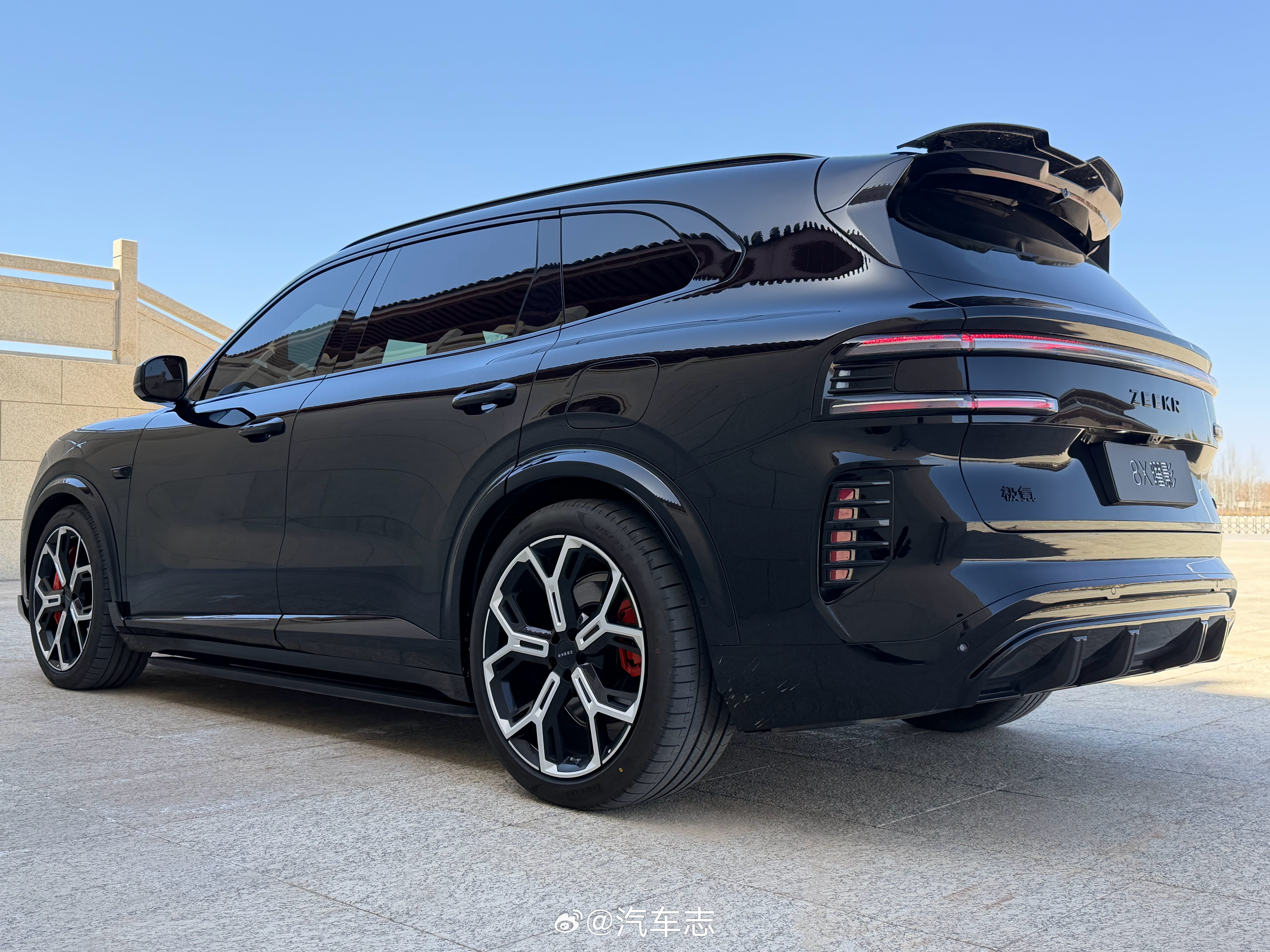 选8X曜影版的六大理由～外观碳纤维套件、小宽体、电动尾翼、22寸轮毂、315mm