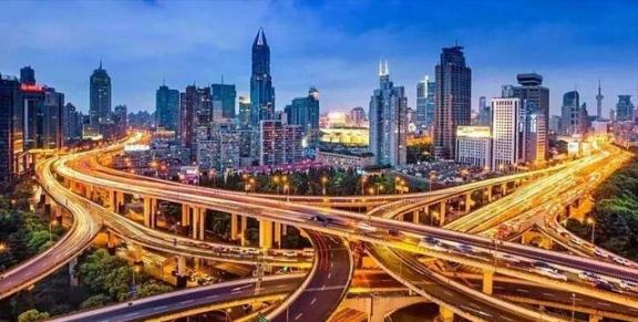 中美目前差距有多大？光从GDP上来看，美国是全球第一，中国是全球第二。可实际上呢