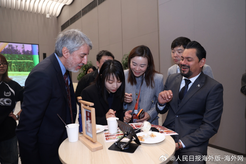 【12国外交官组团体验阿里千问APP：60秒生成PPT惊艳全场】近日，一场关于“