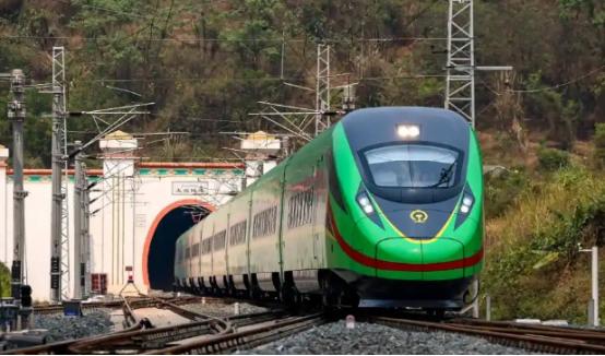 时隔20余年，越南首条跨区域高铁——河内至广宁线于当地时间4月12日正式动工，标