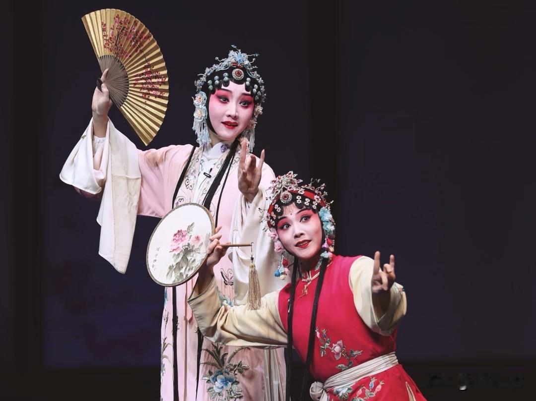 为一折《游春》，奔赴百里江城
 
懂戏的人，都有一种旁人无法理解的痴与狂。
 