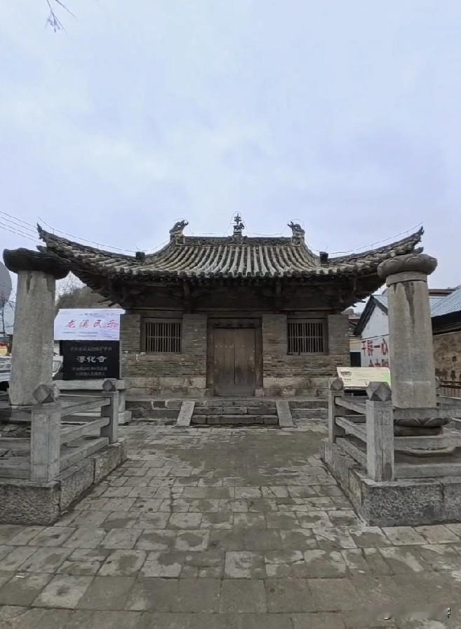 昨天去一个古村落玩，在路过的一个村子里发现了这座古寺，看了旁边墙上所写的文字介绍