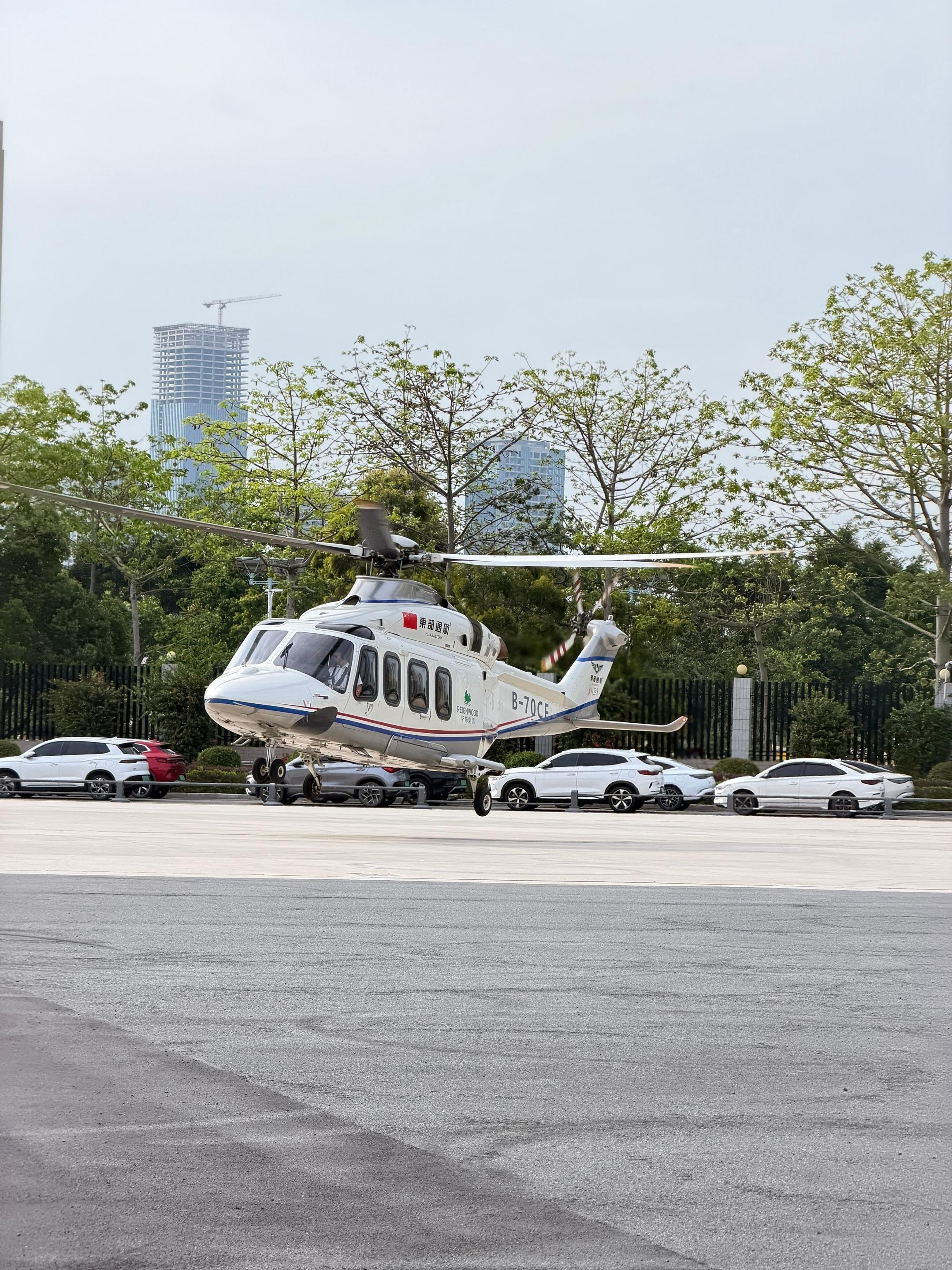 宠车主这块，腾势又整出新高度了。今晚第二代腾势D9登场，腾势直接安排了专属直升机