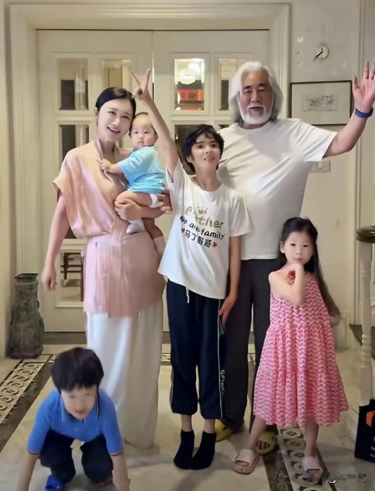 75岁的张纪中和44岁的妻子杜星霖，正在备孕第5胎，他们希望能生个龙太子。

张