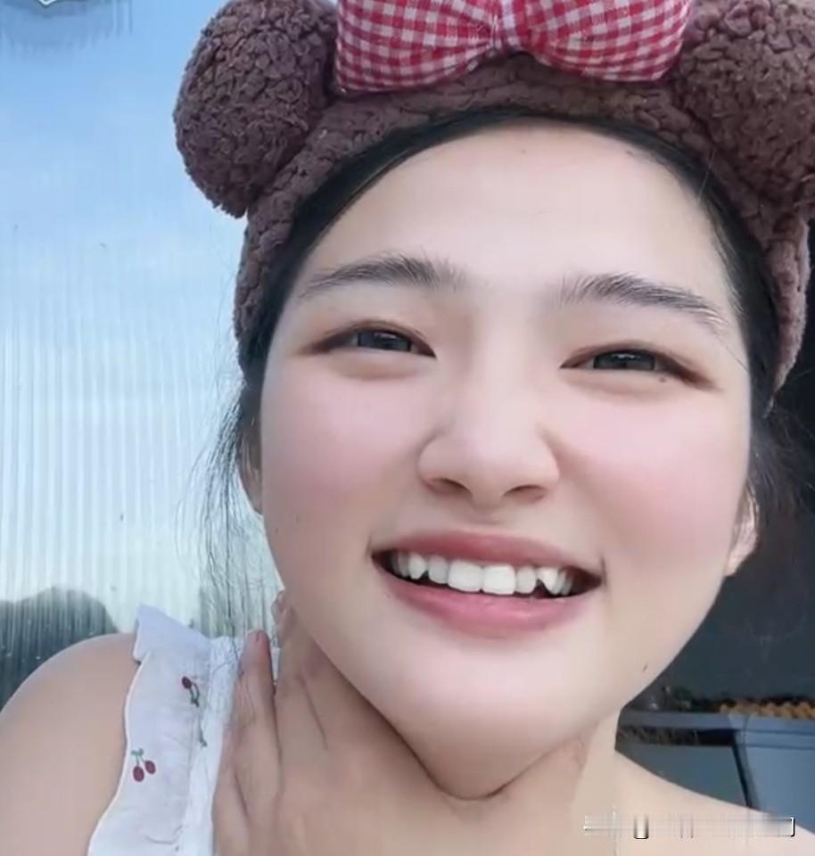 被人民日报这段话共鸣了：
你要允许你爱的人不爱你，你要允许你的工作为难你，你要允