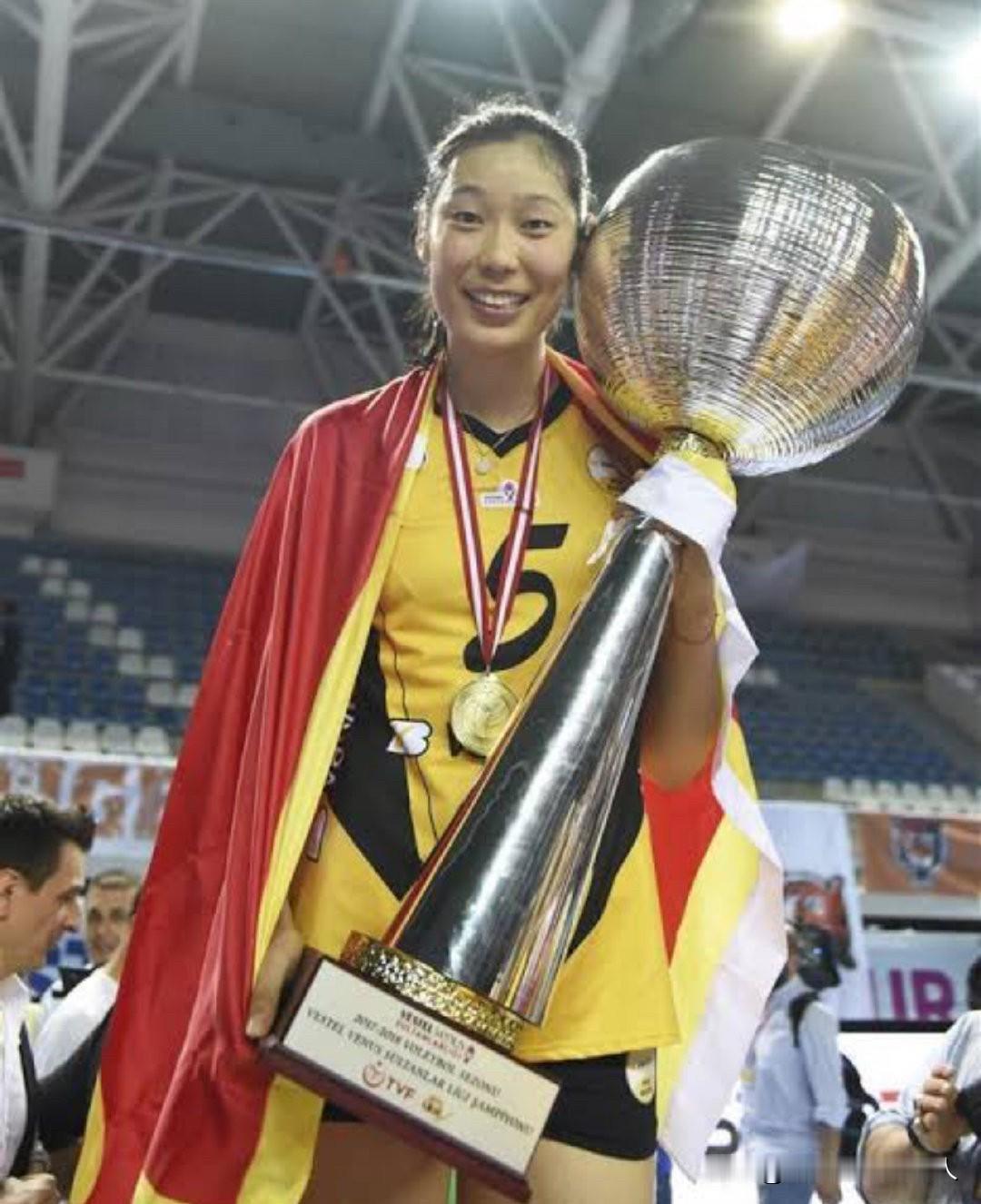 🇨🇳朱婷🏐职业生涯第二次赛季全满贯🏆🏆🏆🏆🏆
（超级杯、世俱杯、