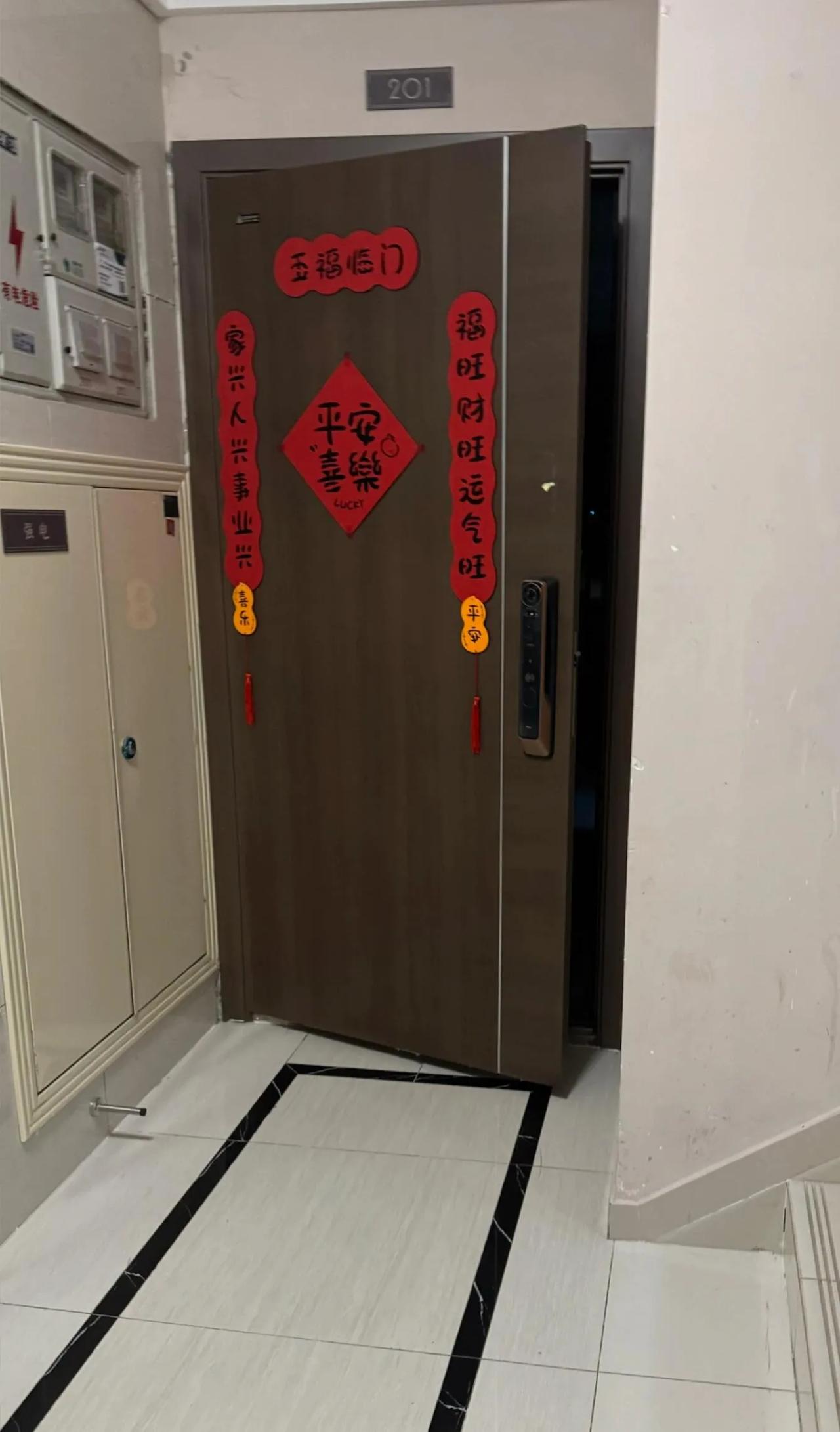 对门白天晚上都这样半开着留个门缝，白天还好，晚上里面黑乎乎怪瘆人呢，求教路过高人