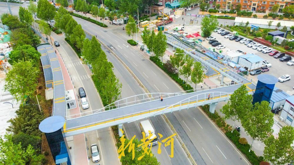 济南二环南路建起过街天桥，双侧采用长坡道设计！位于济南二环南路英雄山立交西侧、铁