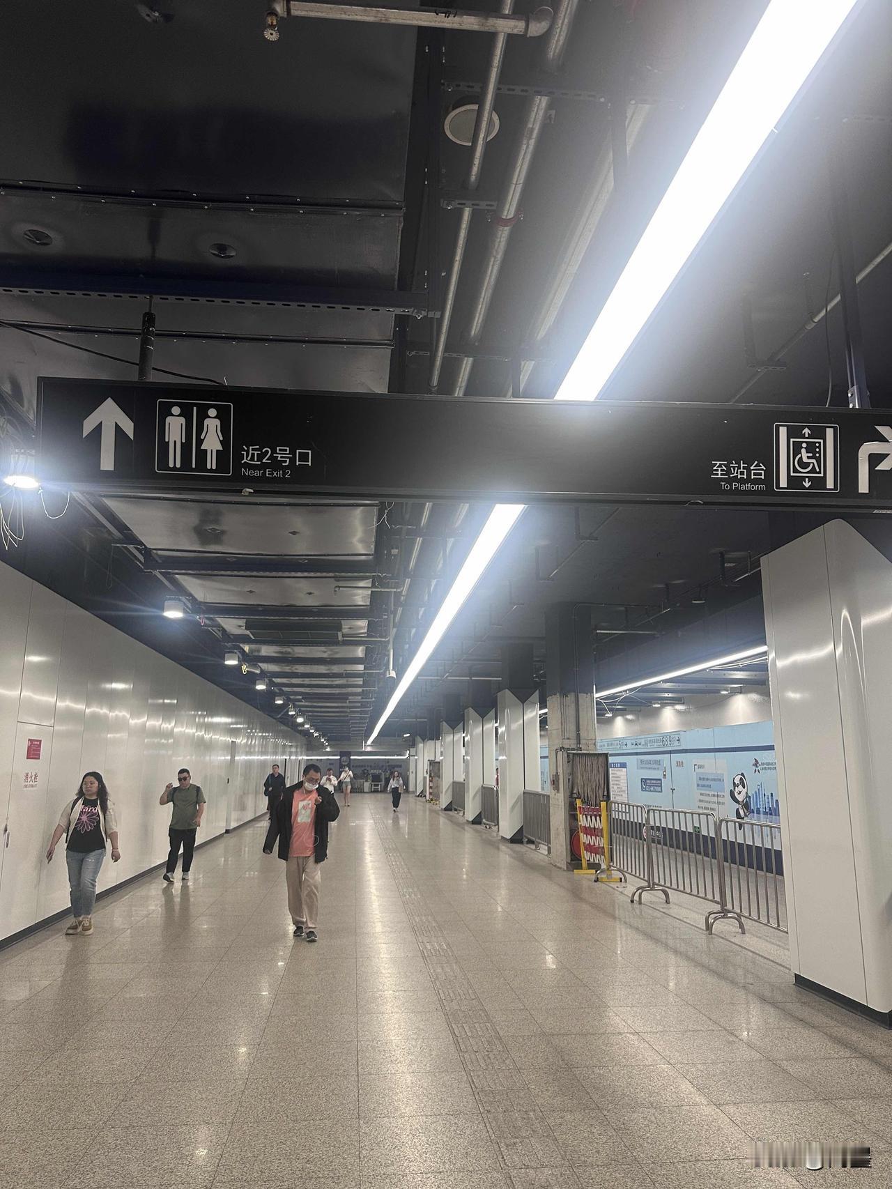 一年的时间，国展中心人行通道的管线已经发生彻底的变化，有点大国匠心的意思。