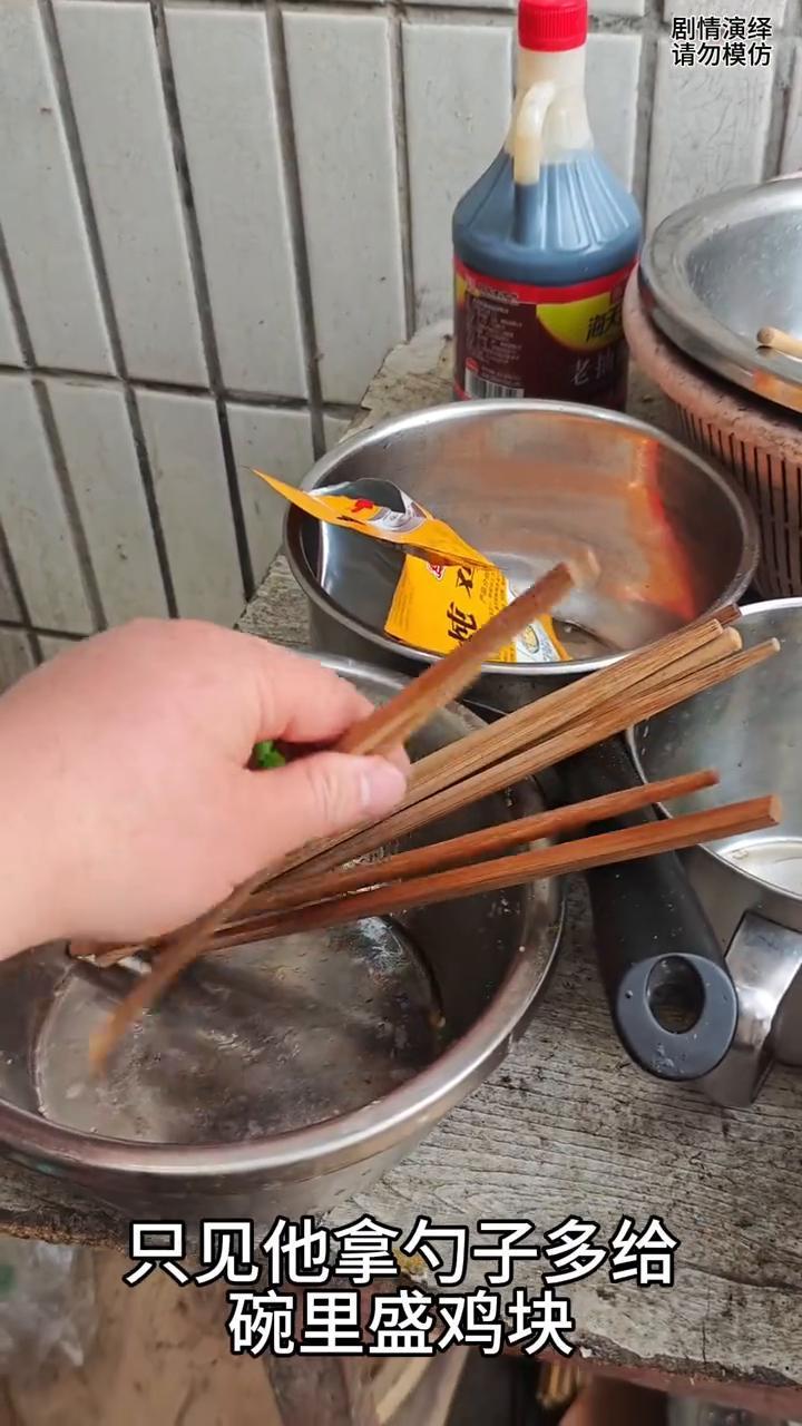 儿子做的炖鸡块先给母亲送来一碗，这一幕真的太感人了。
中午吃饭时间到了，只见男子