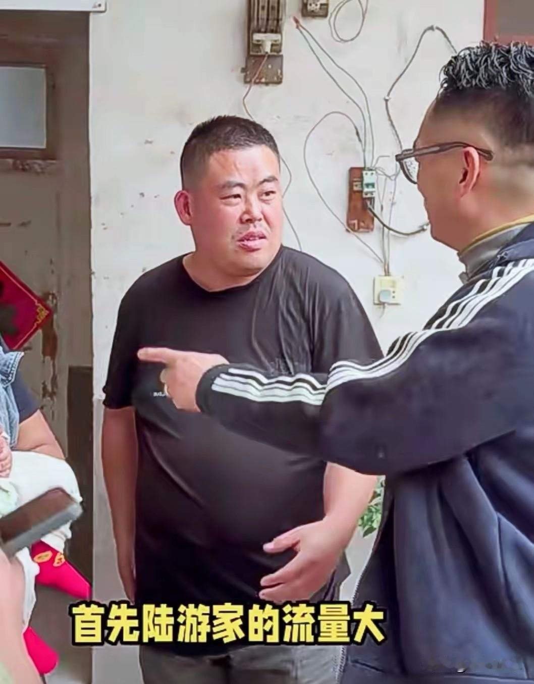 流量被反超之后，皮衣哥说了一句话让人很意外

网上有人挑事：老陆一家现在比你火了