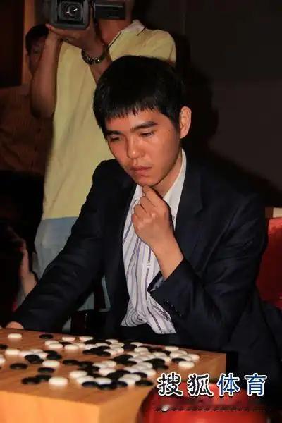 谁说韩国棋手只知道盘外招？2012年陈祖德病重，李世石跨国探望并送钱。当时陈老因