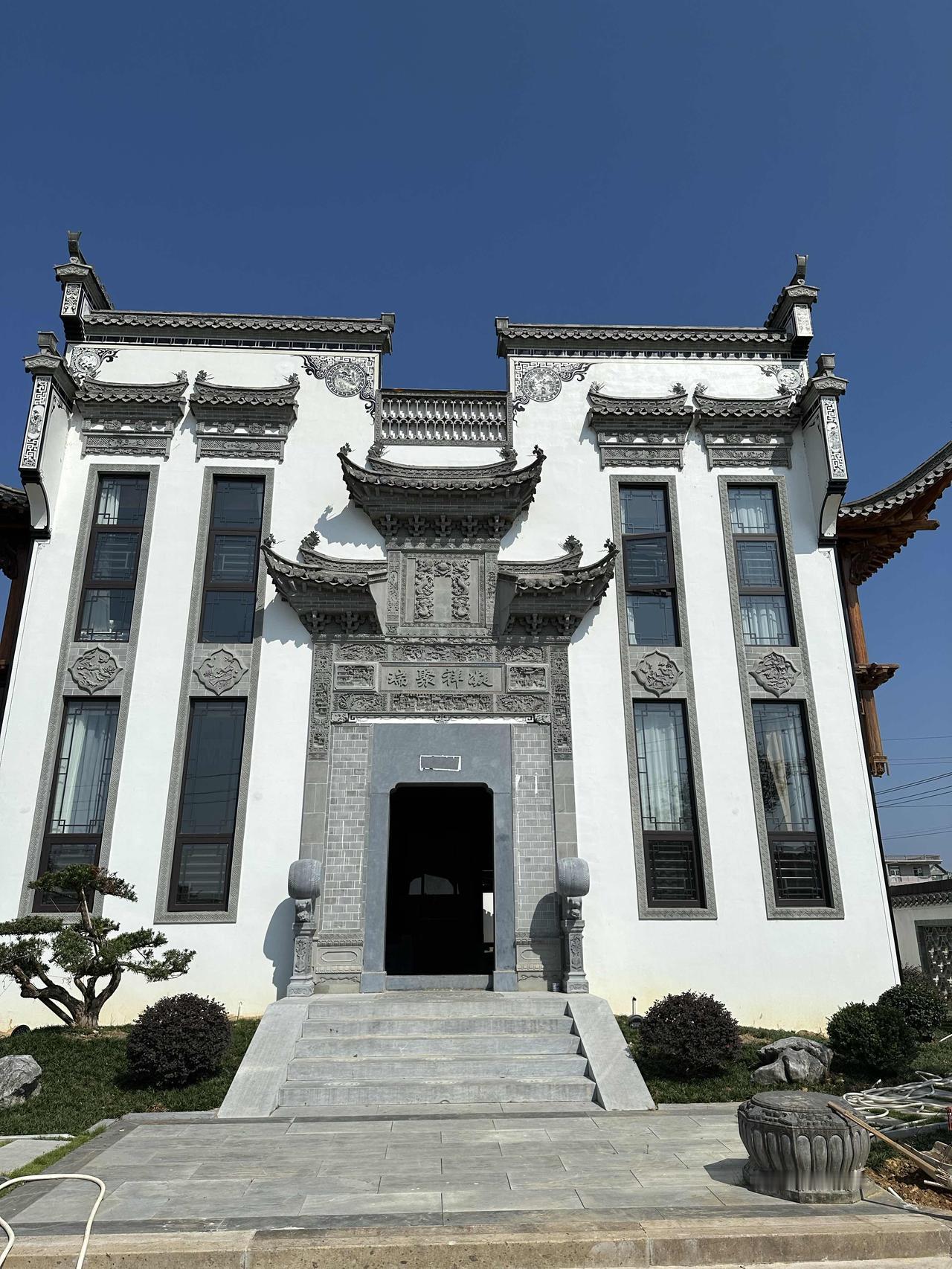 一木一构承古法，四水归堂聚家安。
白墙黛瓦马头墙，终得一方中式小院。
