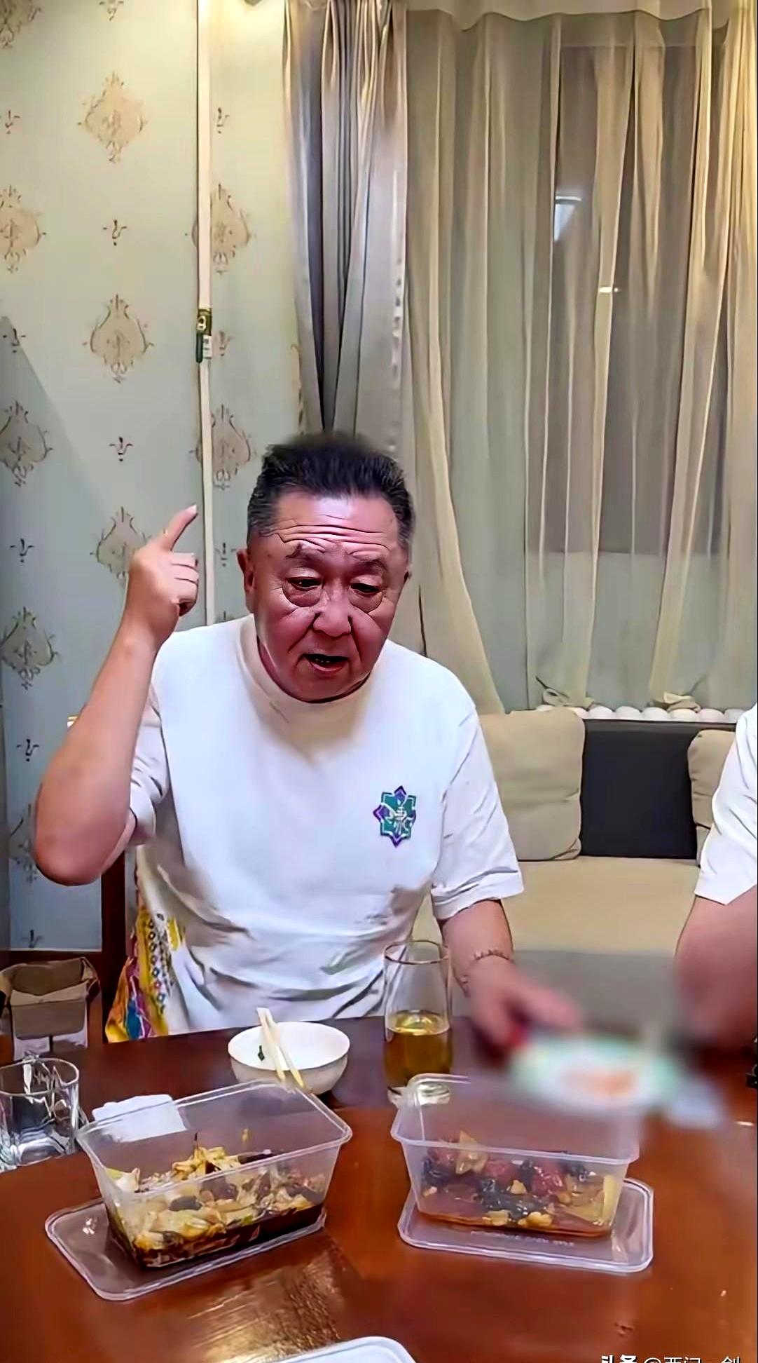 见过平时乐呵呵的老好人，发起狠来不用一个脏字就能让人破防吗？
当年蔡国庆惹错人的