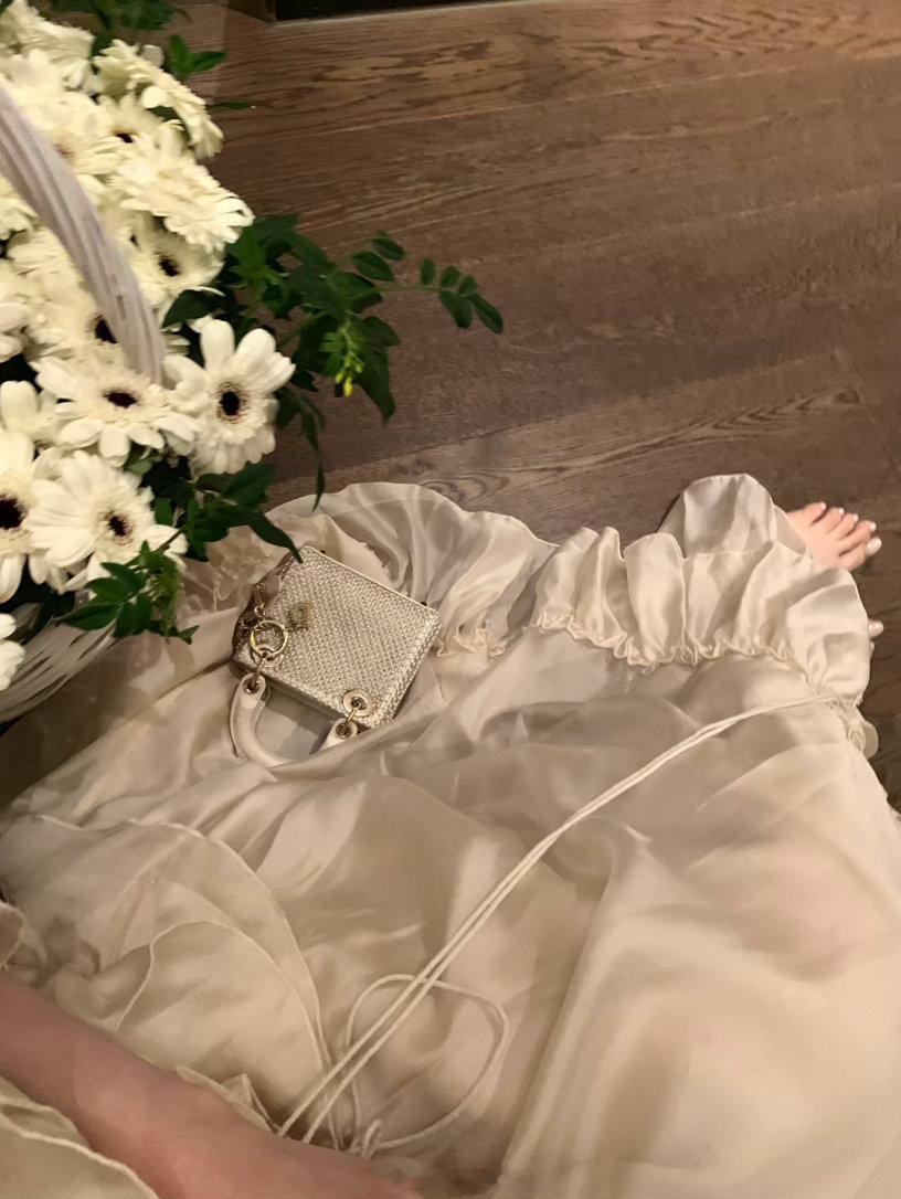 我来啦 这个裙子久等啦 面料重新做了一批 很貌美的小裙子 颜色淡淡的奶黄绿很清新