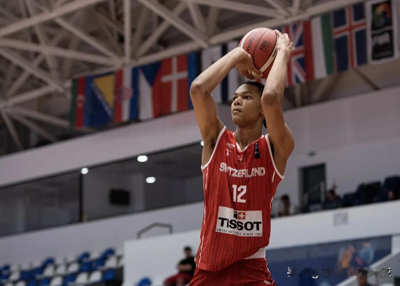 瑞士前锋Klark Riethauser在U18欧青赛B组表现出色，身高6-8=