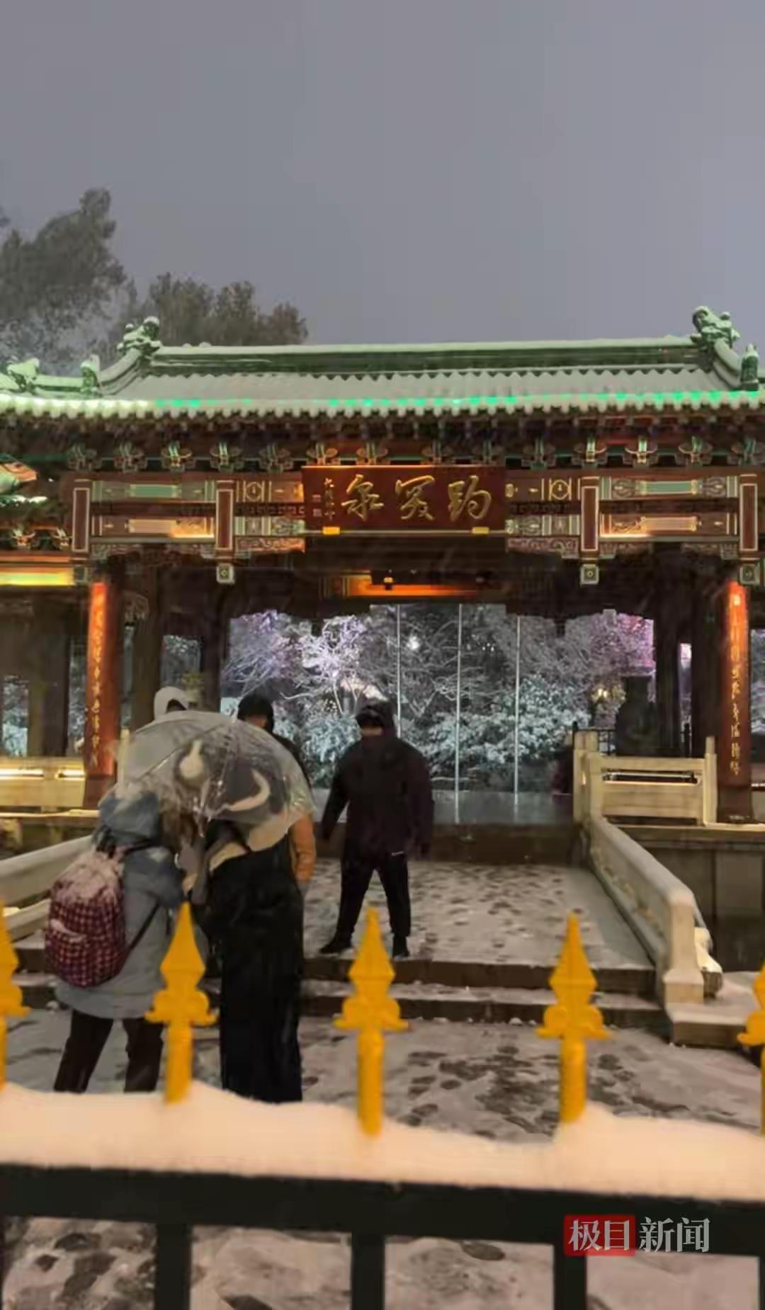 12月12日，泉城济南迎来鹅毛大雪。极目新闻记者前往趵突泉公园探访发现，趵突泉现