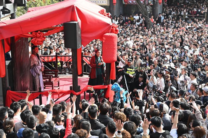 2月22日江苏，王婆说媒 ，男子在王婆说媒现场炫富引发质疑，王婆都拦不住。他自称