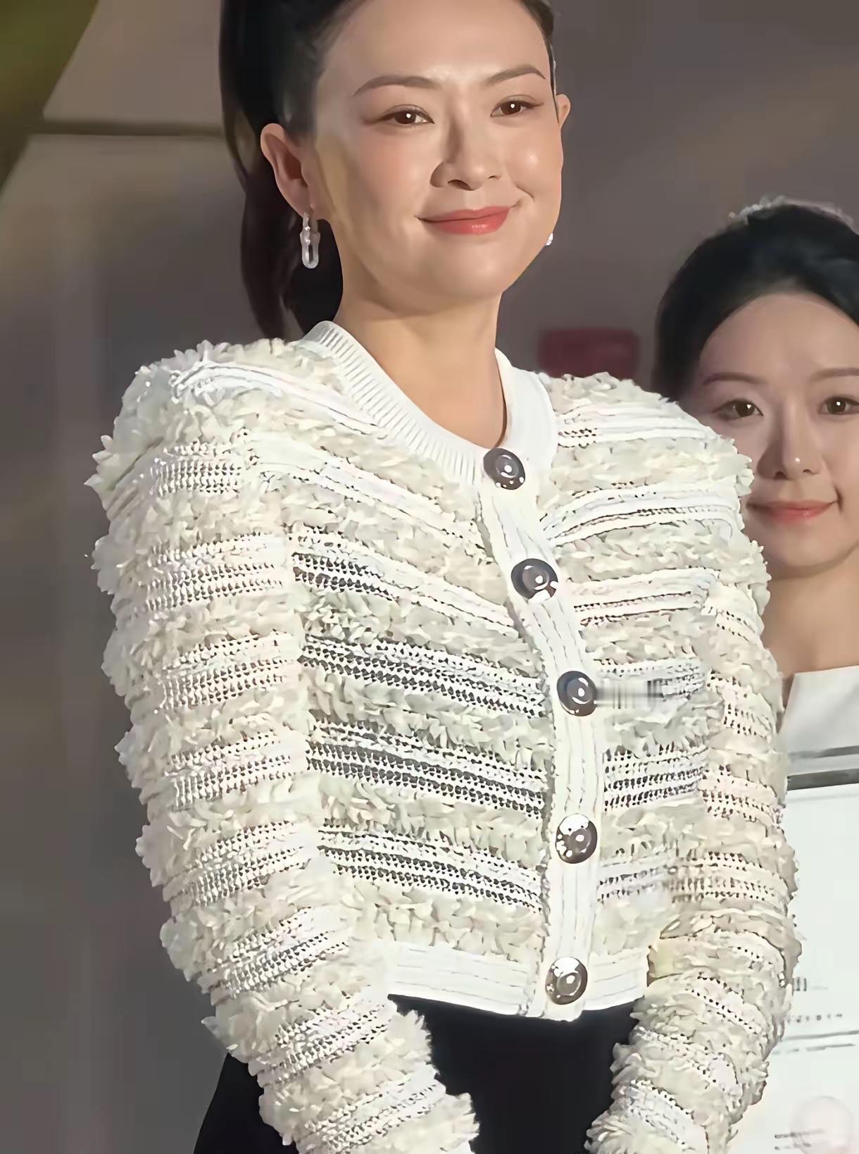 一张脸，两种命运。
国际影后的作品，和她的脸，第一次被放在了天平的两端。
《上阳