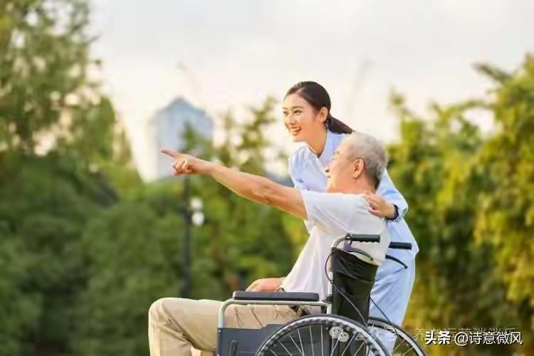 一个无奈的现状：城里活到八九十岁的老人，基本是在 “养” 保姆 。
 
家附近的