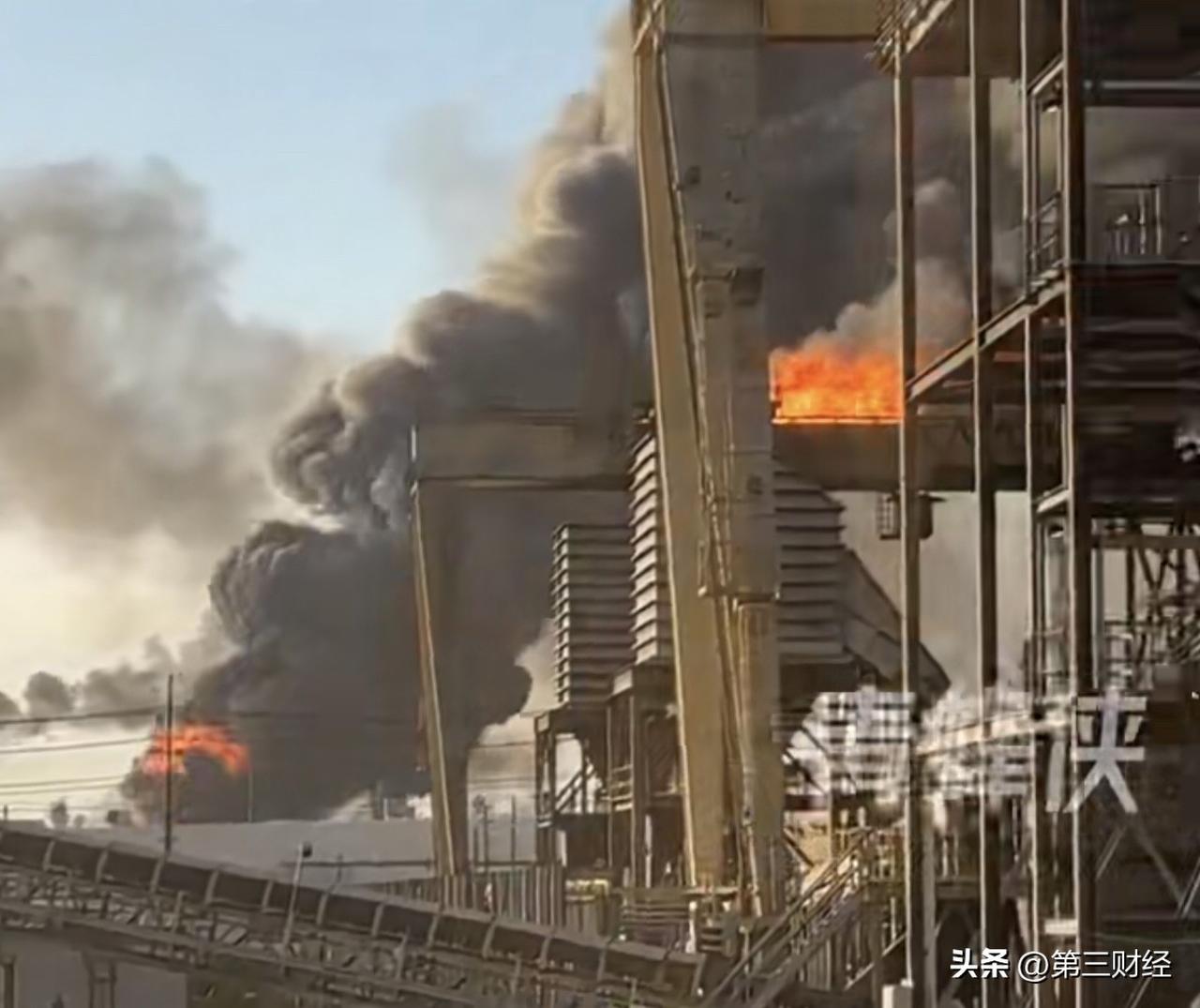 美国阿瑟港炼油厂深夜爆炸，居民：窗户都在抖，空气里一股臭鸡蛋味

当地时间3月2