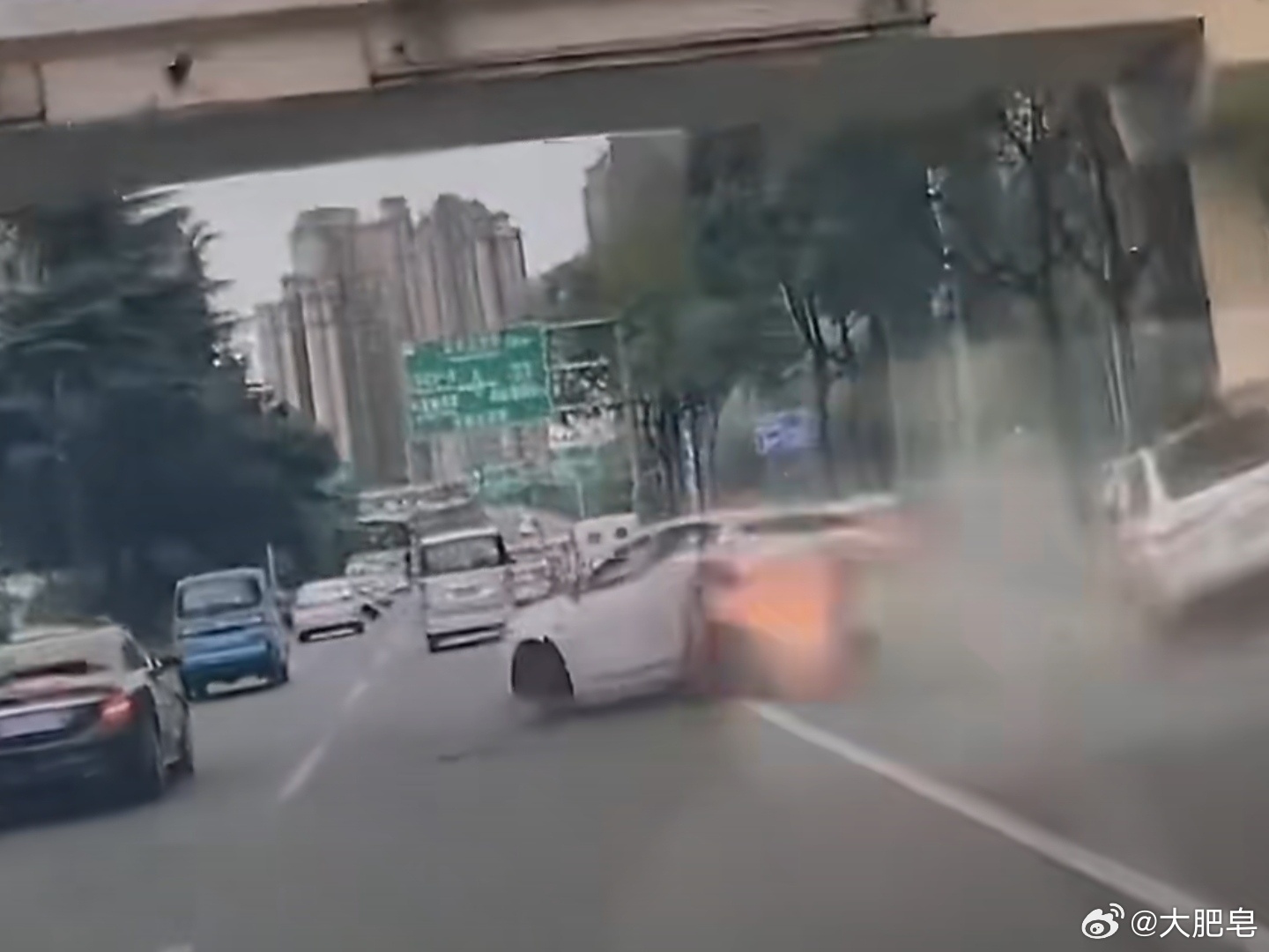 成都一汽车被追尾瞬间腾起大火 天呐，我看不明白这是什么原因导致的？电池？这个重击