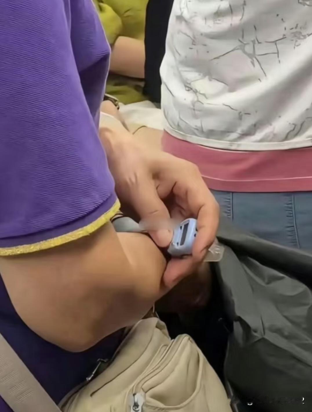 这位大姐在公交车上不断的按计数器。
小孩子也有玩这个的，我侄子按了一个星期按了6
