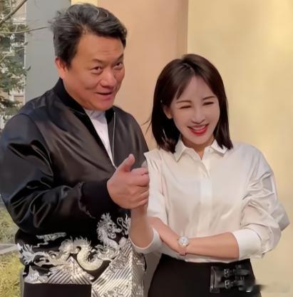 主持人问郭靖宇:“你俩这么恩爱，平时吵架吗？”郭靖宇说:“何止吵架，我们还打架呢