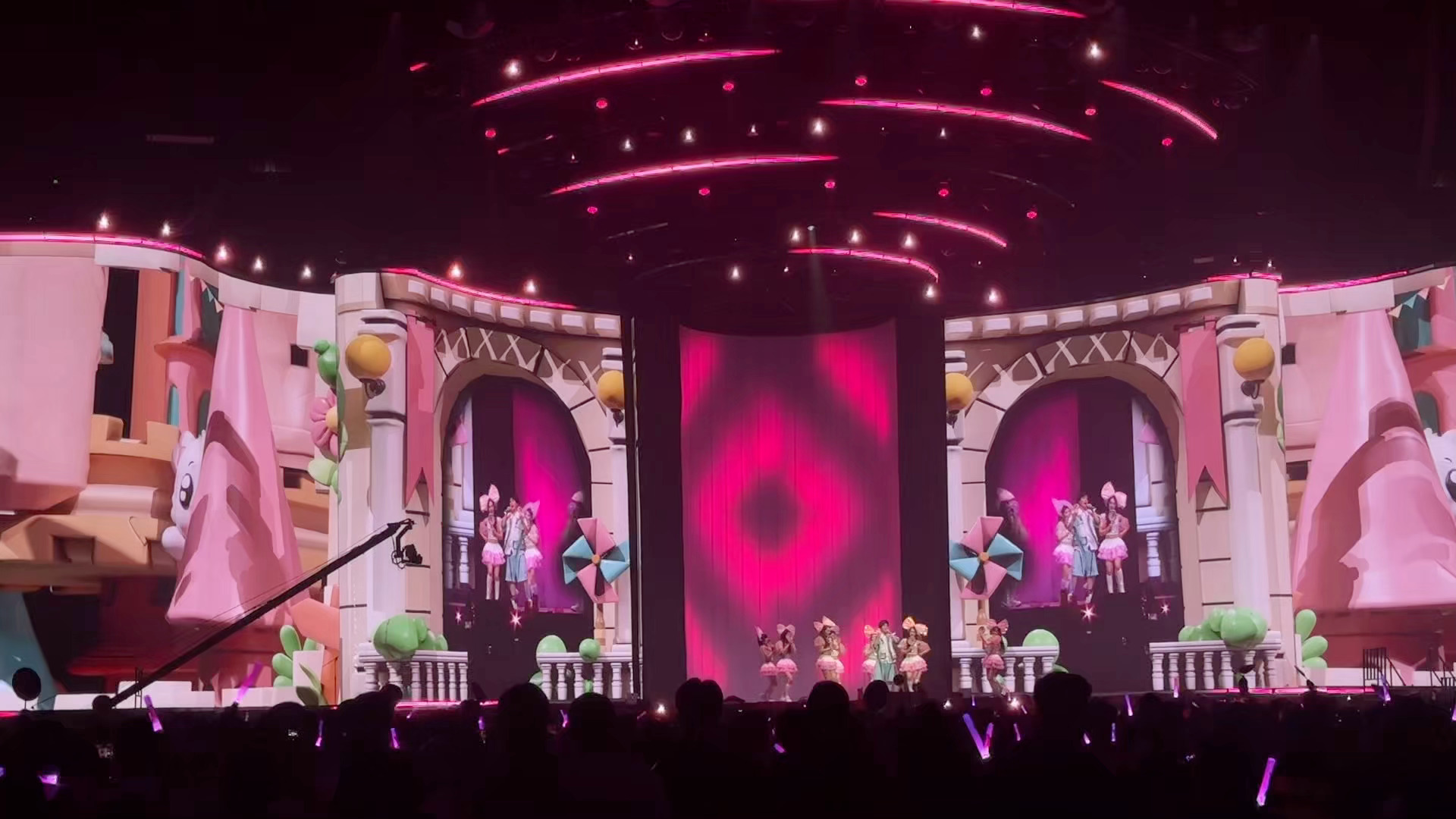 大张伟上海演唱会大张伟我们伟大的人生上海站 大张伟真的把演唱会开成了成年人的迪士
