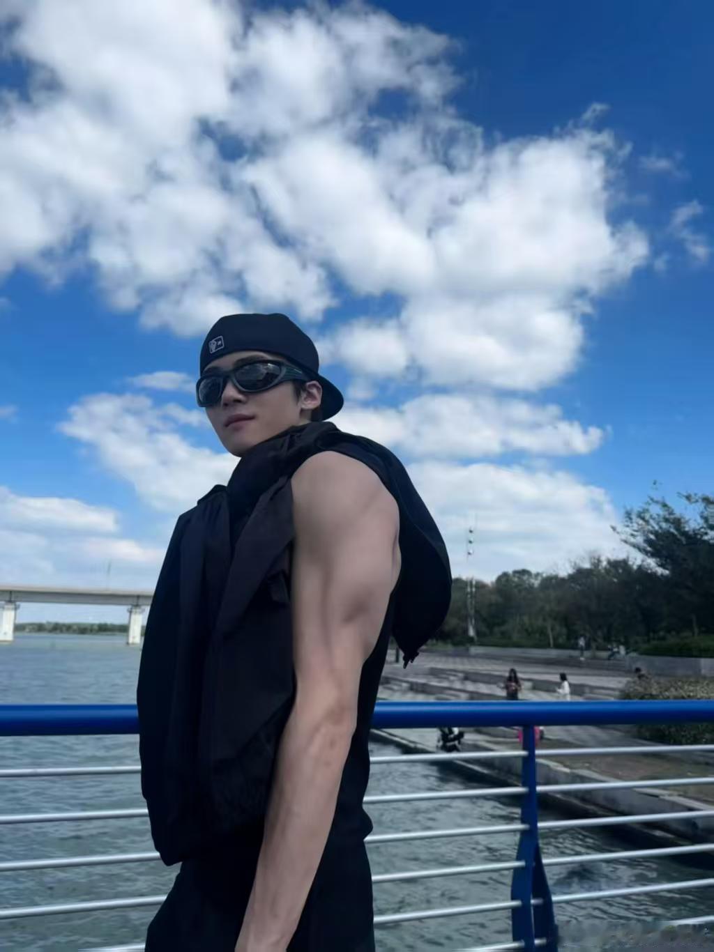 内娱再火一个闫桉怎么了建议男明星都按闫桉这个标准卷不是我说，以后男明星请把闫桉当