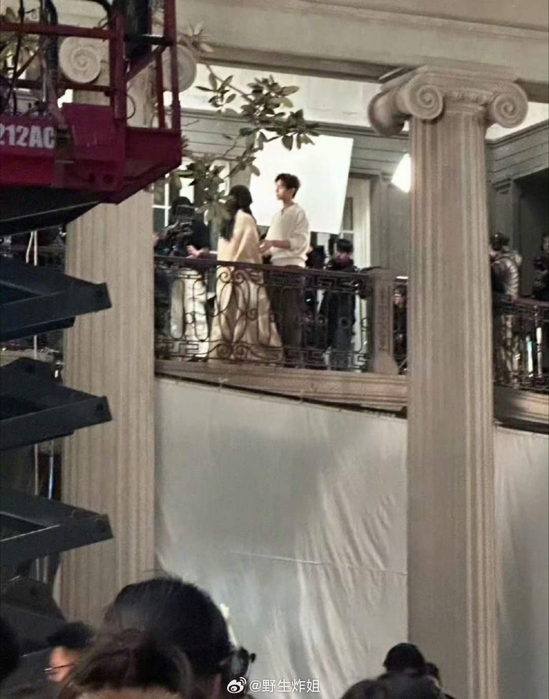 有路人偶遇了李现跟张婧仪一起拍摄物料，不知道这两位是有什么新的合作呢，看起来颜值