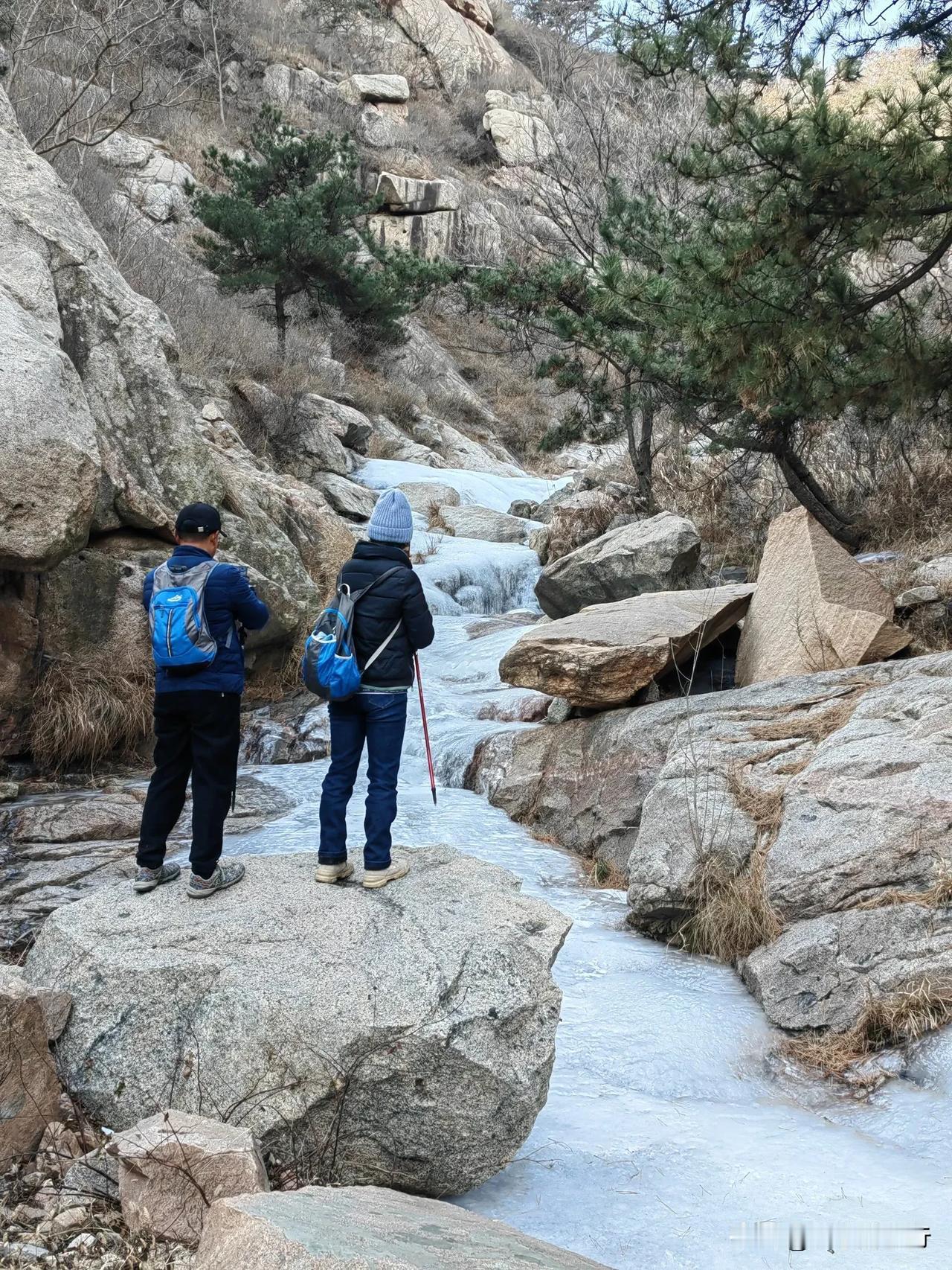 周日，自驾临朐沂山，上午9点，到达上寺院村，整理装备，进山，穿越鳄鱼沟冰河-百丈