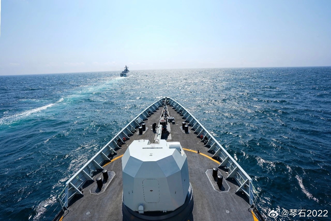 岸岛火力反无人艇？东部战区海军某护卫舰支队多艘舰艇组成的编队，在某海空域围绕主炮
