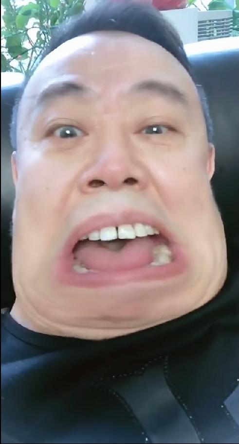 这老家伙一点形象也不顾了！
网友:快打120吧，这人完了！
