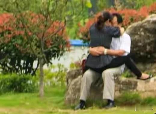 晨曦初露，甜蜜拥抱——情侣神秘瞬间揭秘晨曦初升，情侣相依，阳光洒下，他们的爱情在