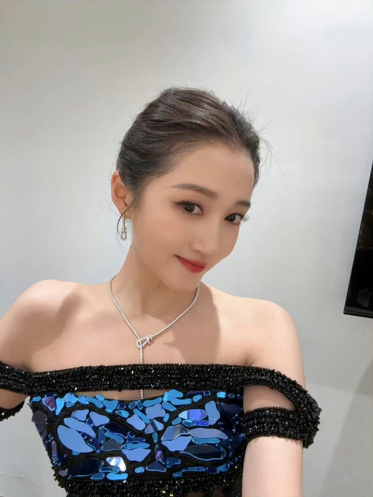 关晓彤有一种见过大世面的沉静和温婉关晓彤先急头白脸拍戏好吗白玉兰镜头下的关晓彤温