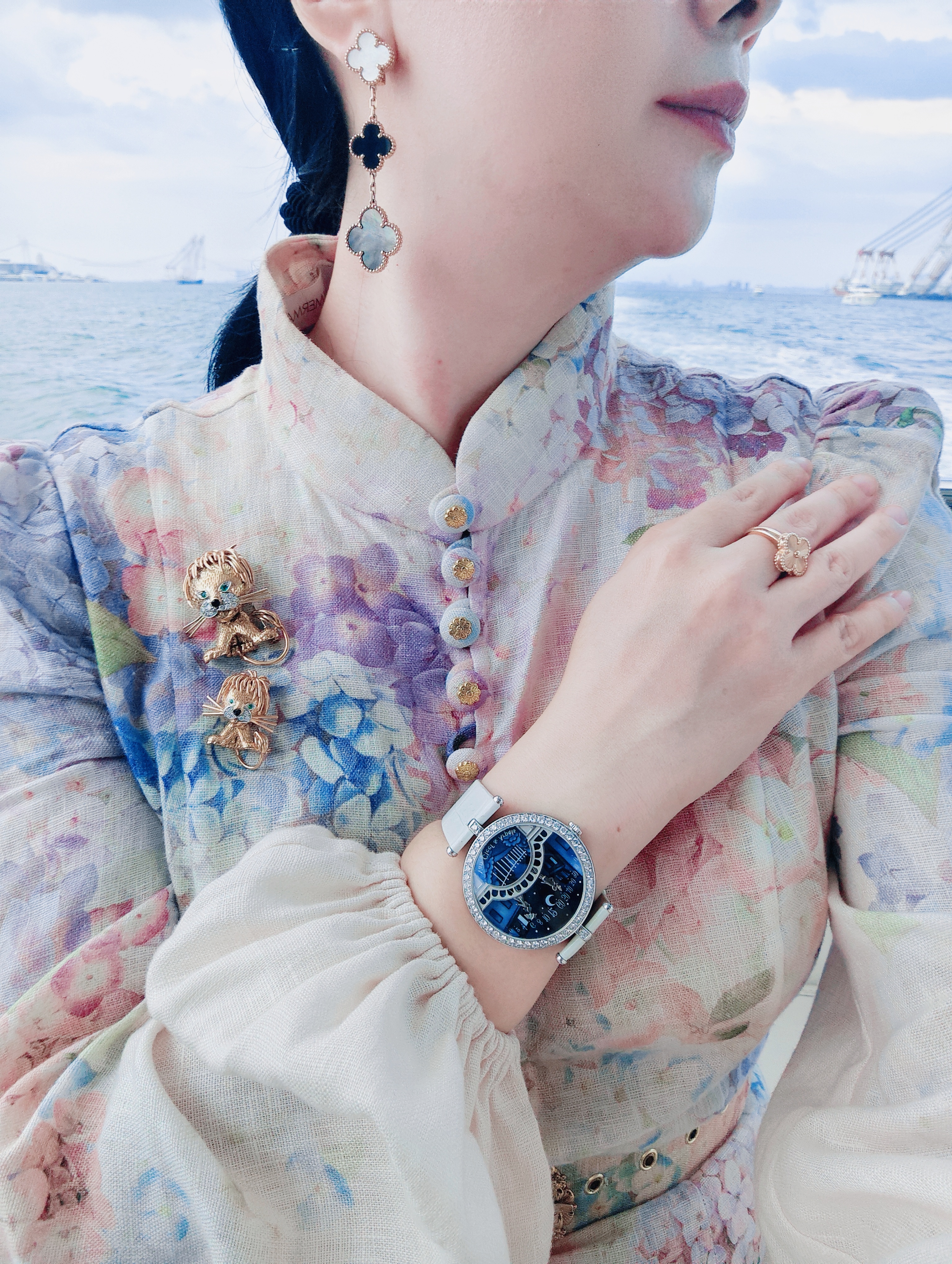 和梵克雅宝一起出海，金银岛寻宝之旅开启！厦门的浪漫，藏在五缘湾的海上。坐上游艇，