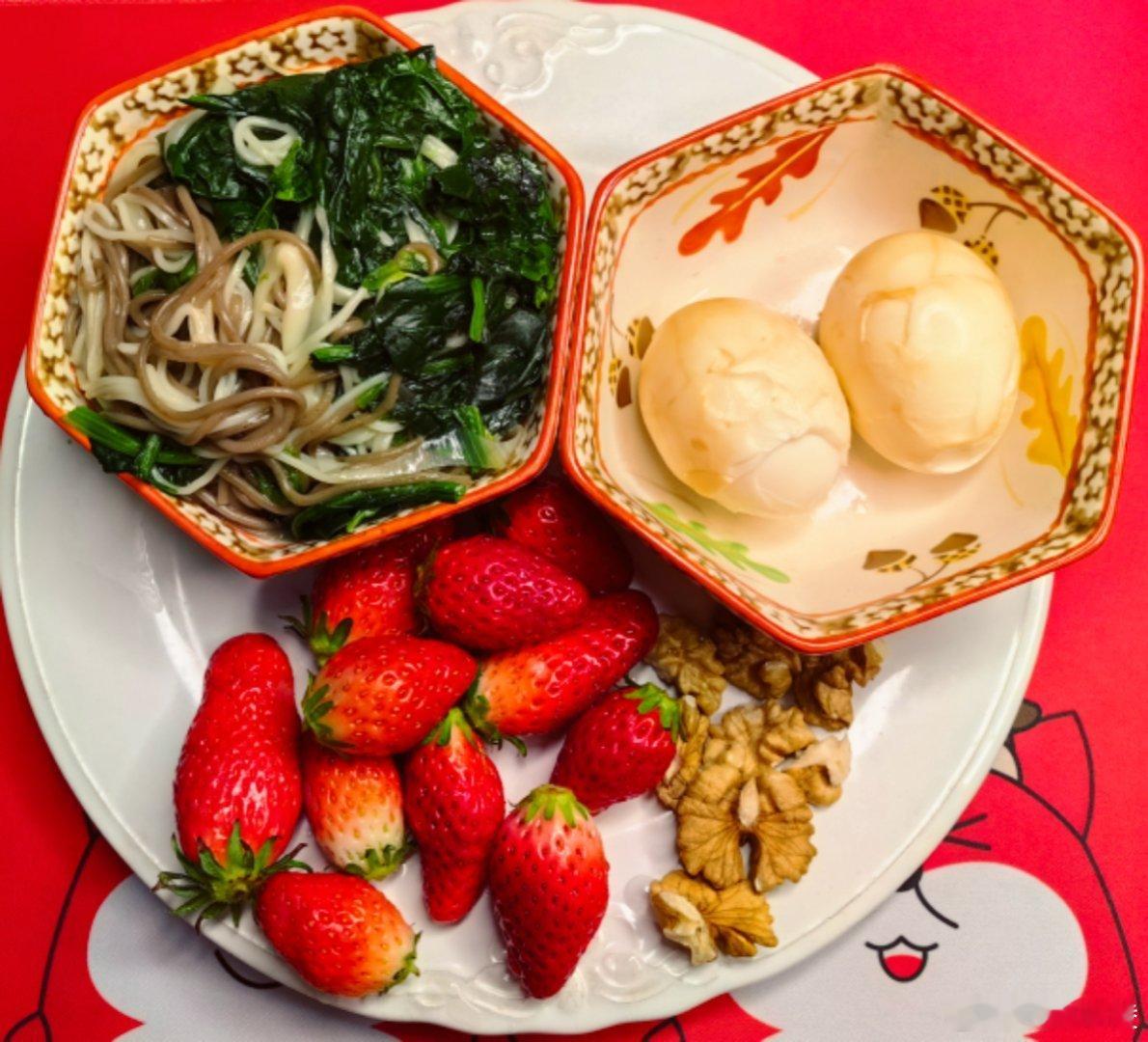 早餐：菠菜面条（60%荞麦面+白面条）,两个低胆固醇鸡蛋（收到有几个裂纹的，就加