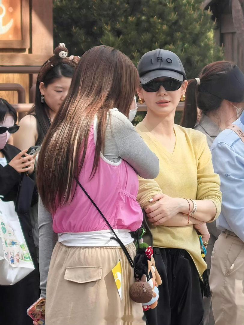 戚薇手机背面是一家四口合照戚薇把家人印在了手机壳上 细节见真心！没有大牌联名，没