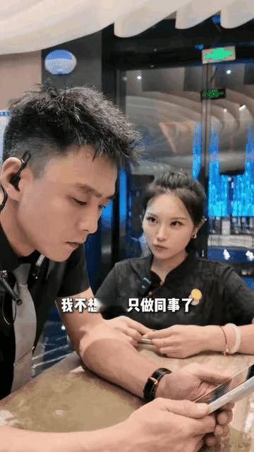 女：我把你照片给我妈看了，她很喜欢
男：你想让我当你爹吗？
女：…[打脸]