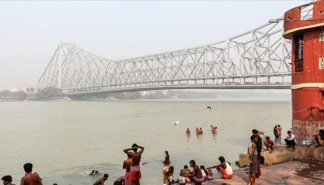 恒河为什么没有航运能力？很简单，被英国给坑了，印度花大价钱清空淤泥，到头来却发现