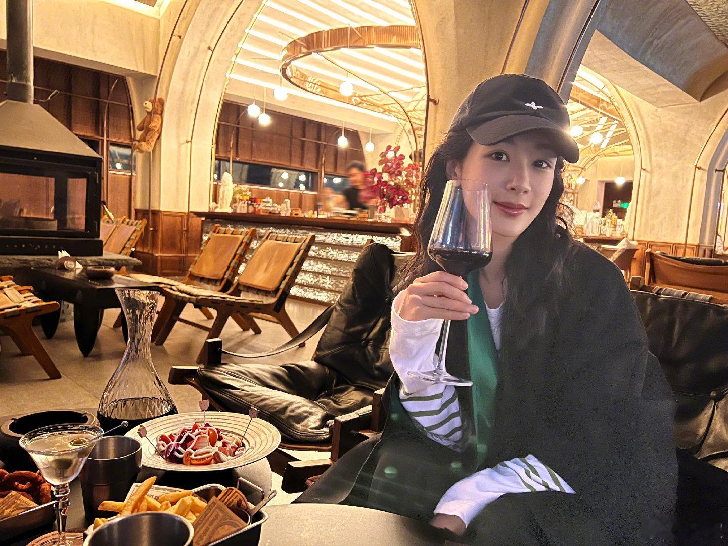 杨紫红酒美人 杨紫青海照，红酒配美人，姐姐给我来一口 ​ ​​​