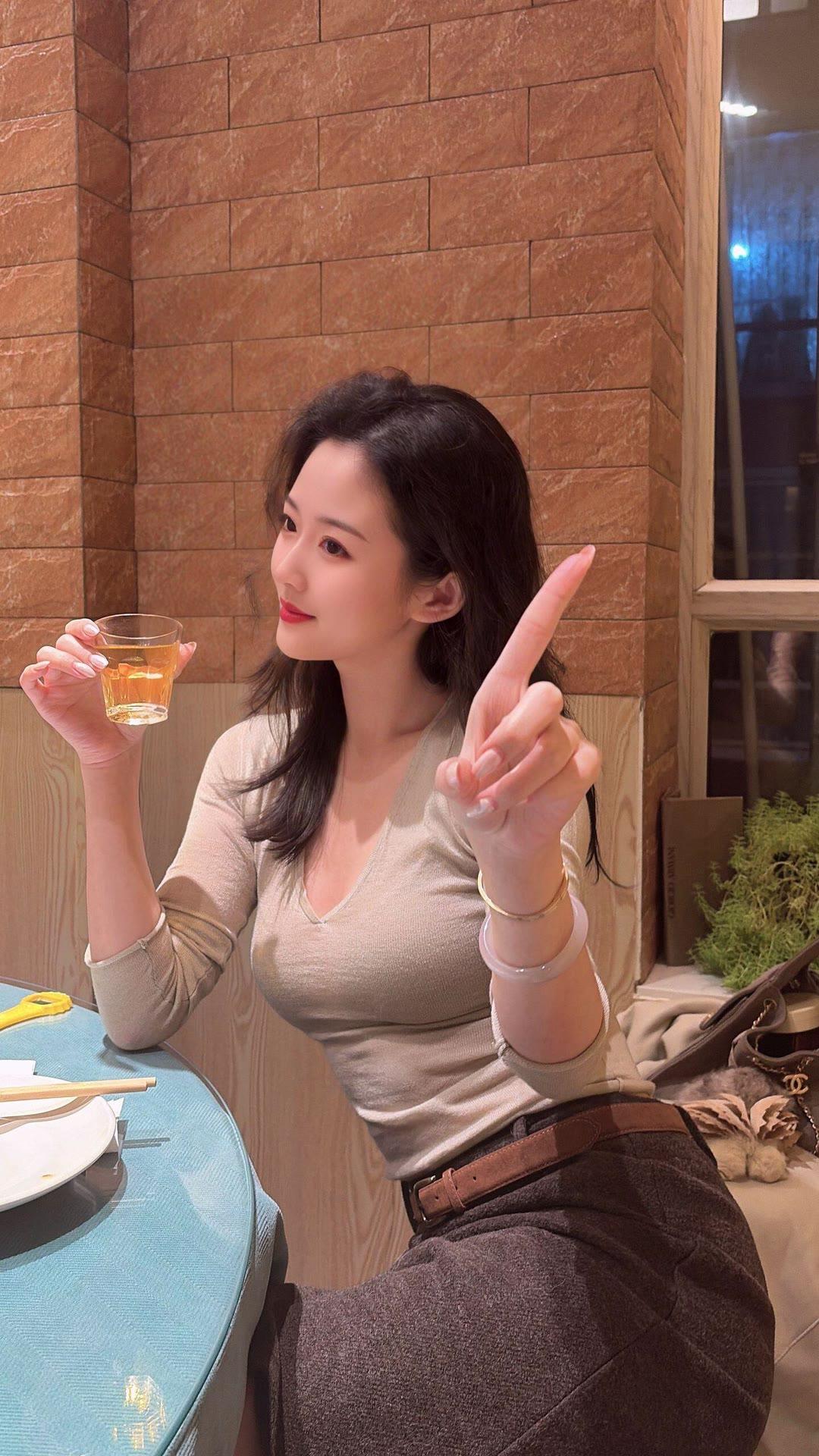 把生活的温柔，都藏进每套穿搭里✨
不同风格的衣服，是给不同状态的自己。

在阳光